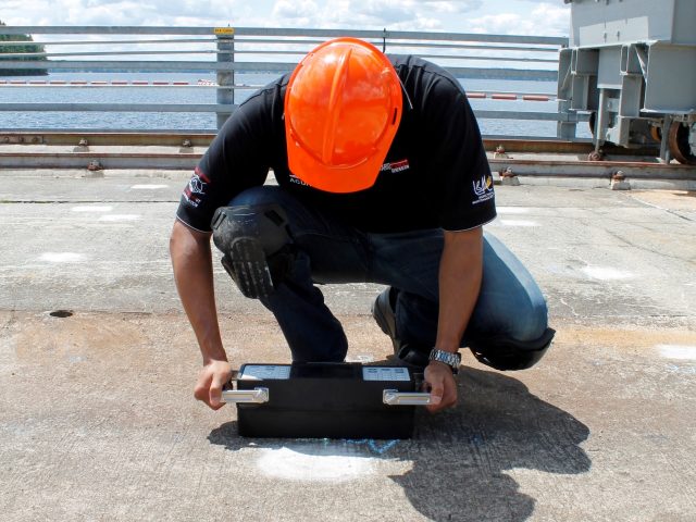 Ultrasonic Pulse Echo Tomographt of Concrete Bridge Decks and Dams 混凝土桥式甲板和水坝的超声波脉冲回波Tomographt